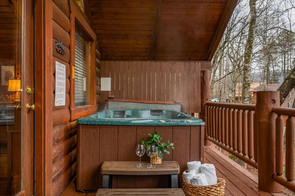 Log Cabin, Hot Tub, Fireplace, Pool Table & Views! 塞维尔维尔 外观 照片