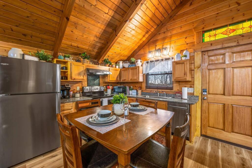 Log Cabin, Hot Tub, Fireplace, Pool Table & Views! 塞维尔维尔 外观 照片