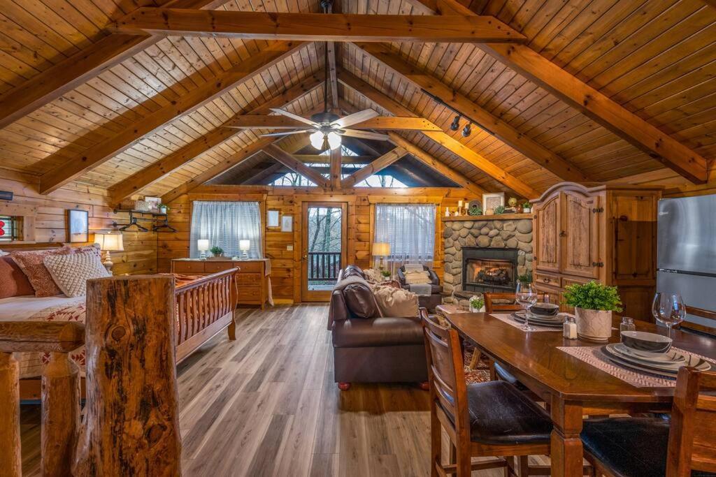 Log Cabin, Hot Tub, Fireplace, Pool Table & Views! 塞维尔维尔 外观 照片